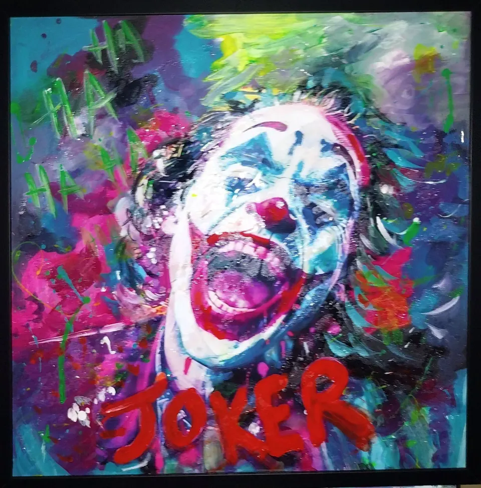 Opera di RO5: volto del Joker a colori saturi